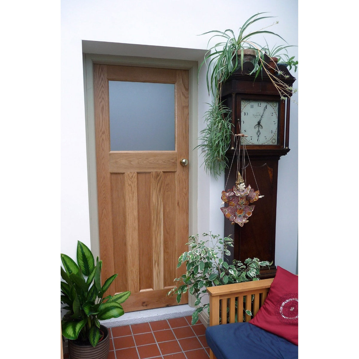 DX30 1930's Style Unglazed Oak Veneer Door - Lifestyle Image 1