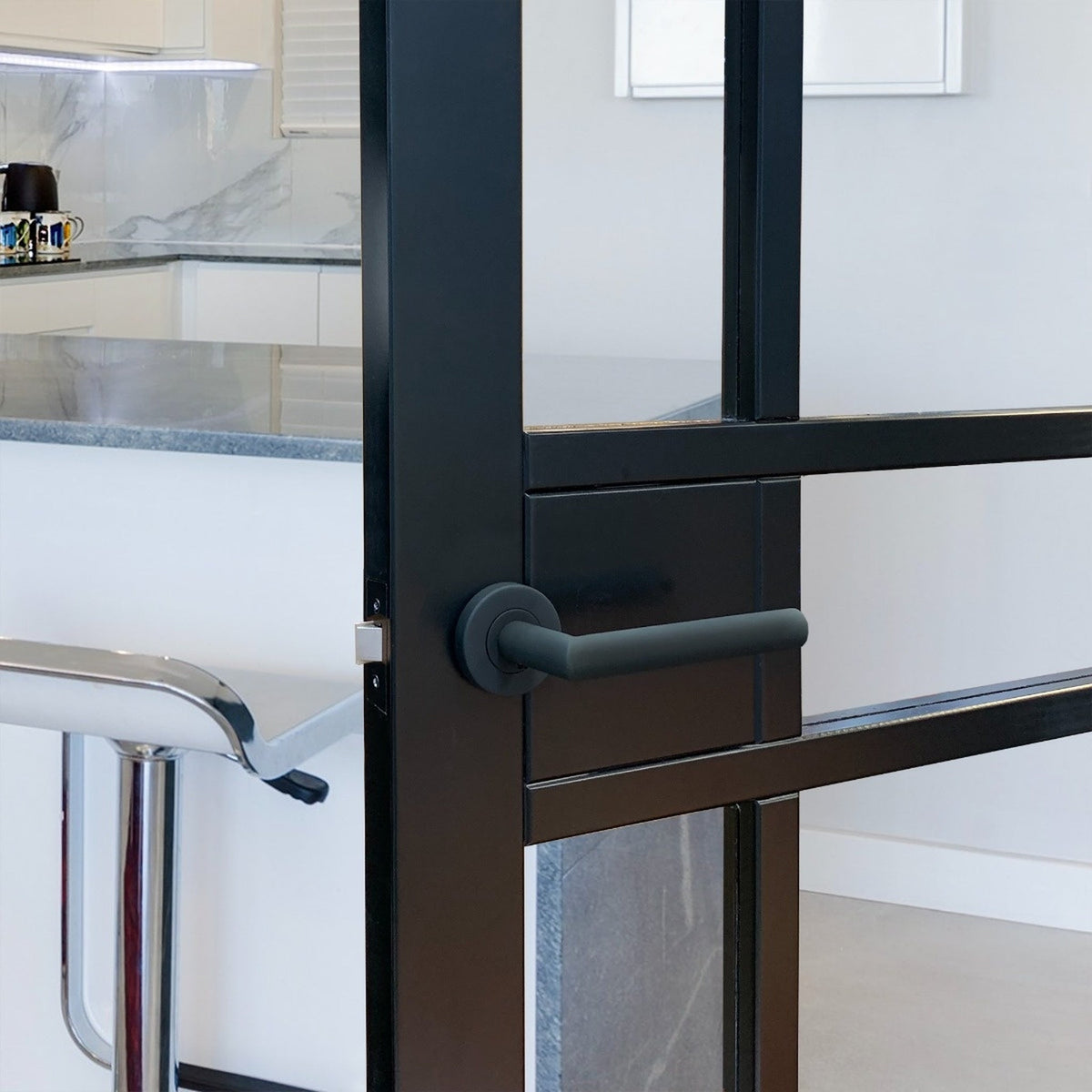 JB Kind Phoenix Black Privacy Latch Pack - Lifestyle Image 2