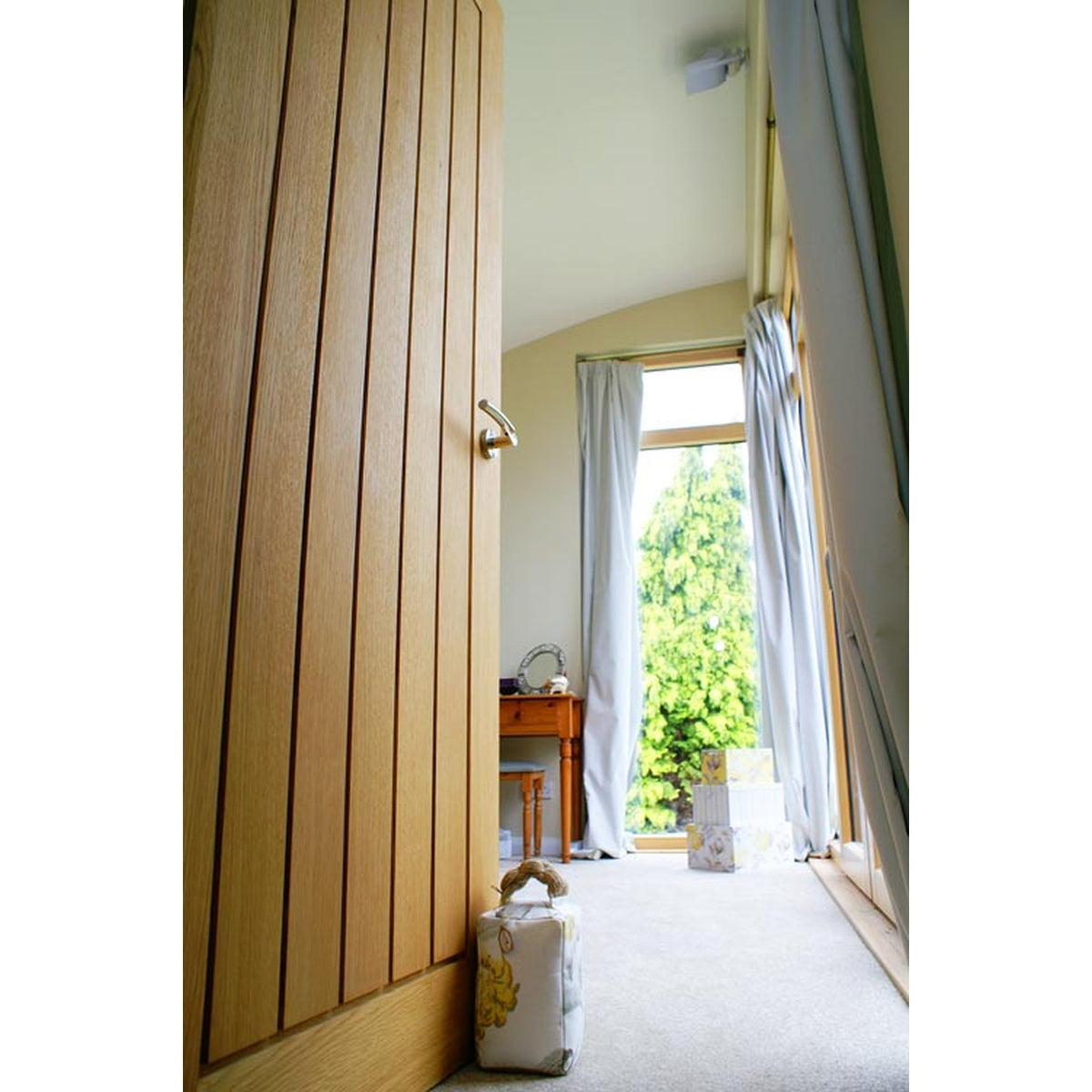 Mexicano Modern Veneer Oak Door - Lifestyle Image 1