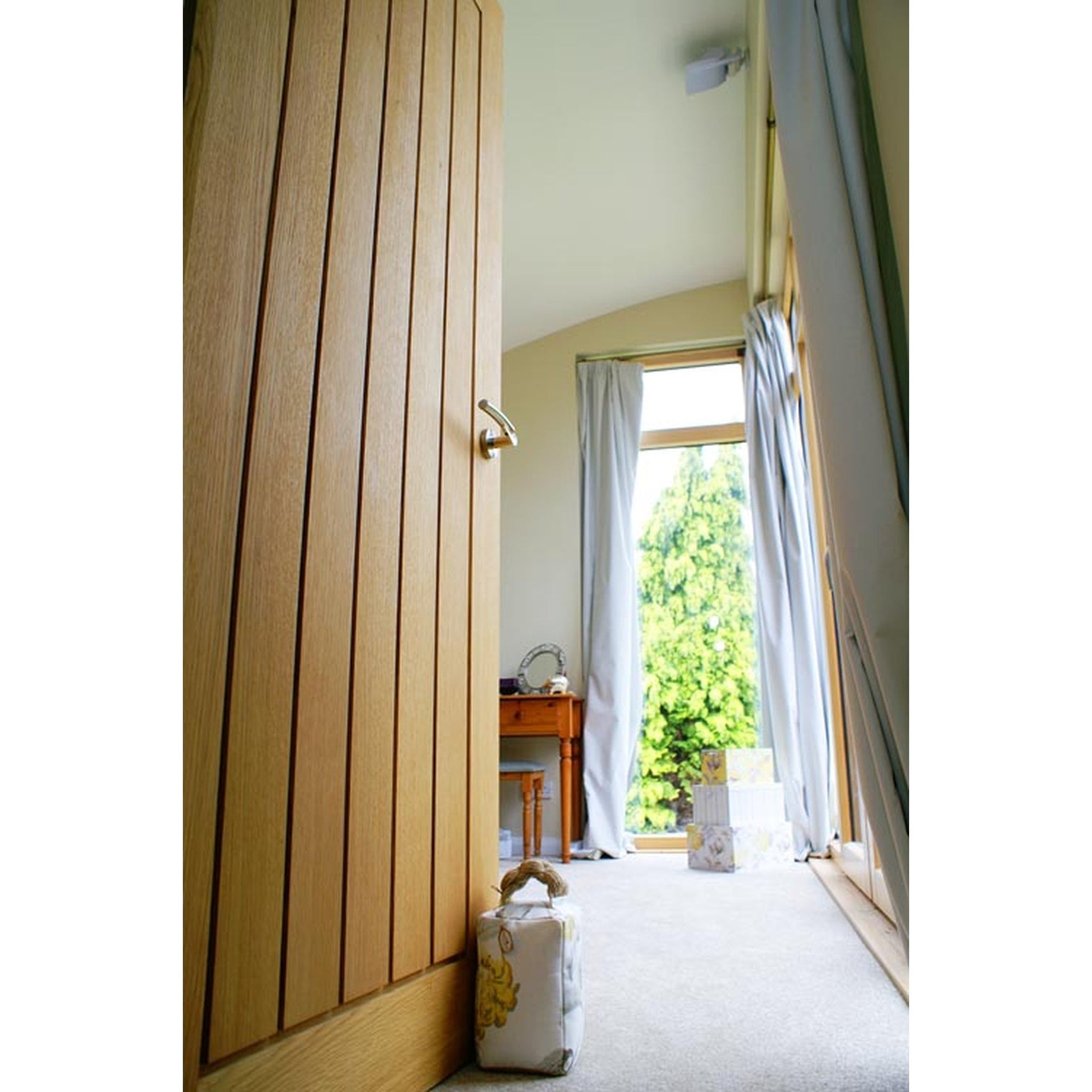 Mexicano Modern Veneer Oak Door - Lifestyle Image 1